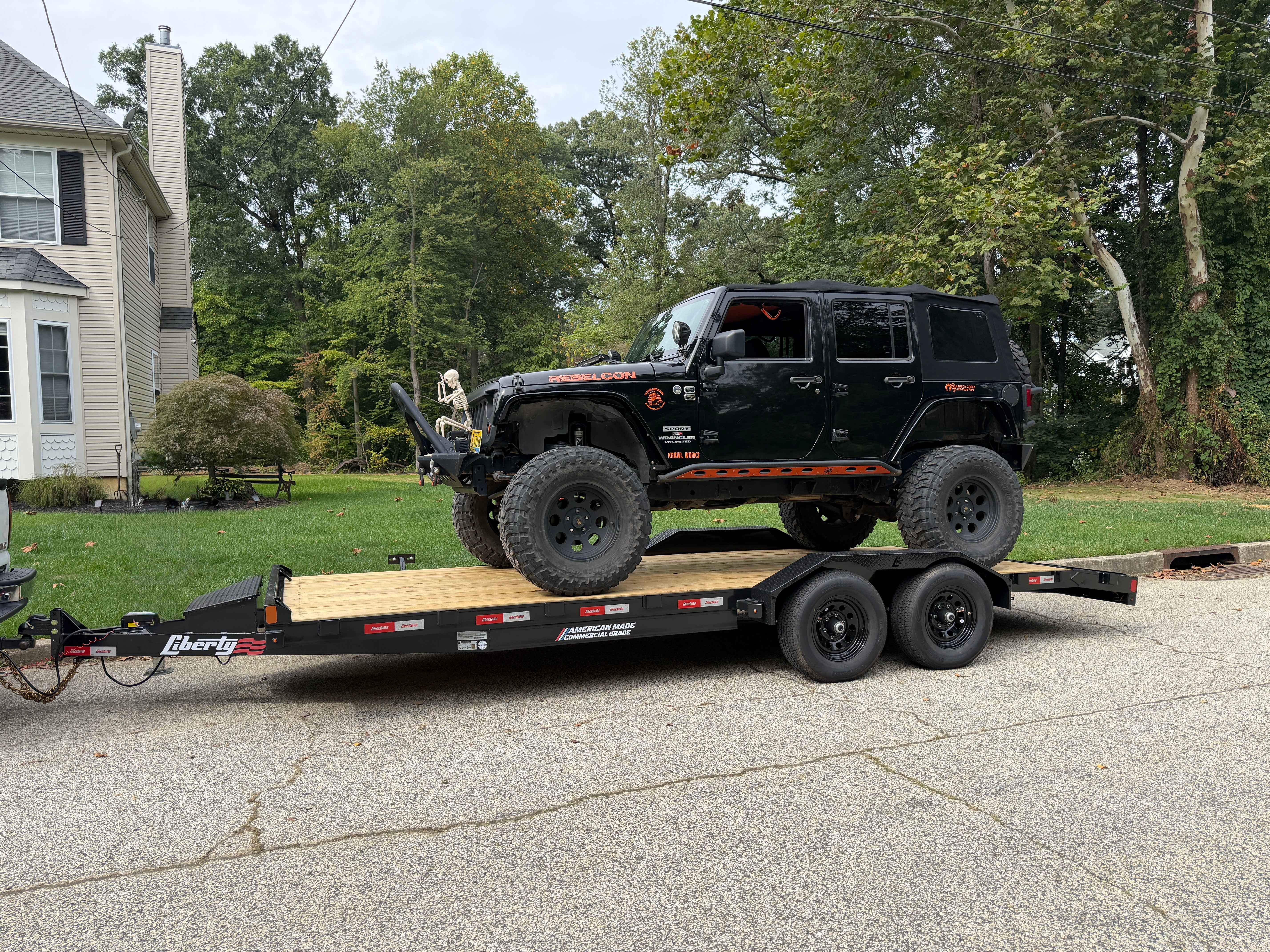 Car hauler trailer with vehicle